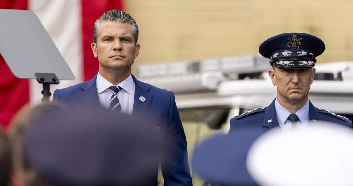 Pete Hegseth y el presidente del Estado Mayor Conjunto, general Dan Caine (D), en una imagen de archivo