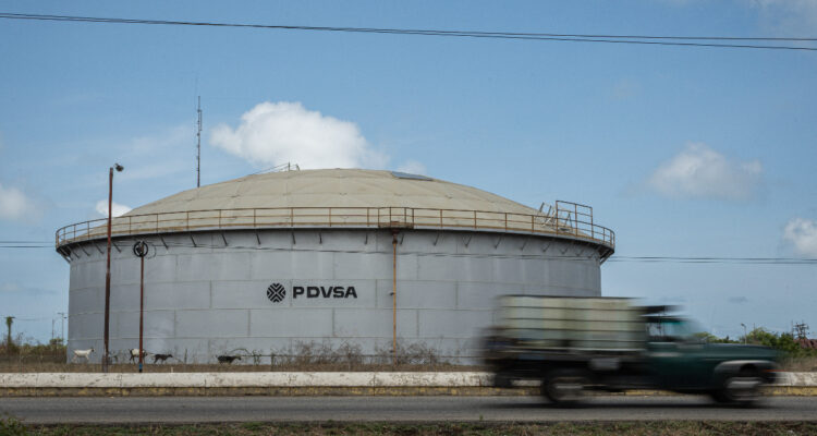 La estatal petrolera de Venezuela asegura que su producción “crece” pese a “sanciones y amenazas”
