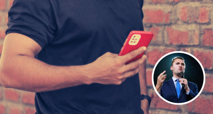 Persona mirando su celular e imagen de Charlie Kirk