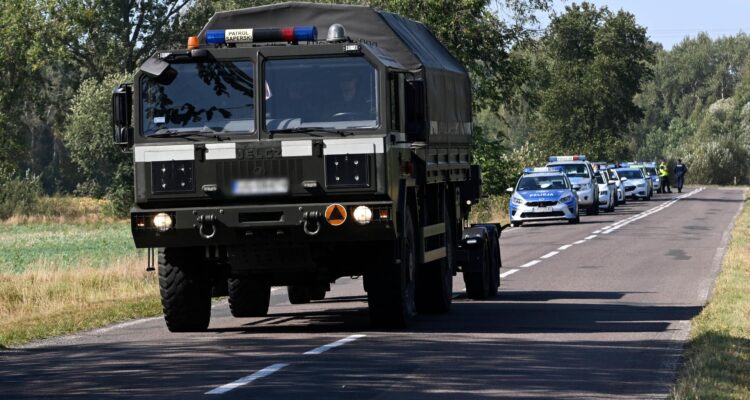 Equipos en el lugar de la caída de un dron ruso en el este de Polonia