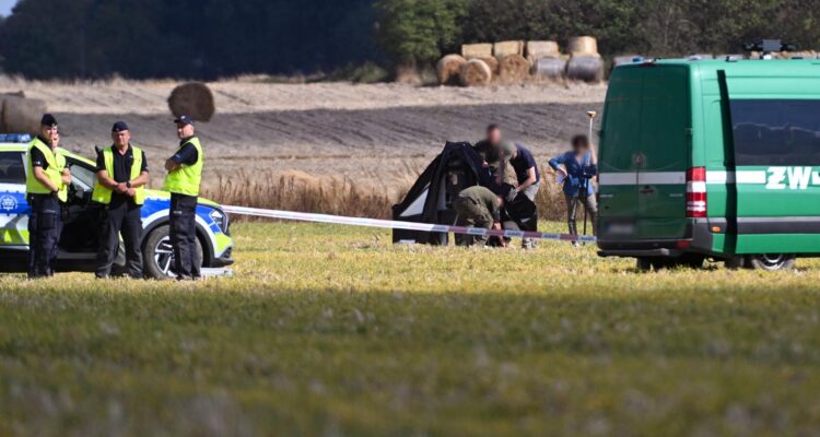 Funcionarios polacos trabajan en el lugar de la caída de un dron ruso en la aldea de Wohyn