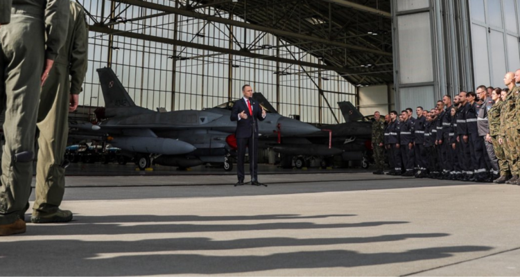 El presidente de Polonia, Karol Nawrocki, en la 31ª Base de Aviación Táctica en Poznań-Krzesiny