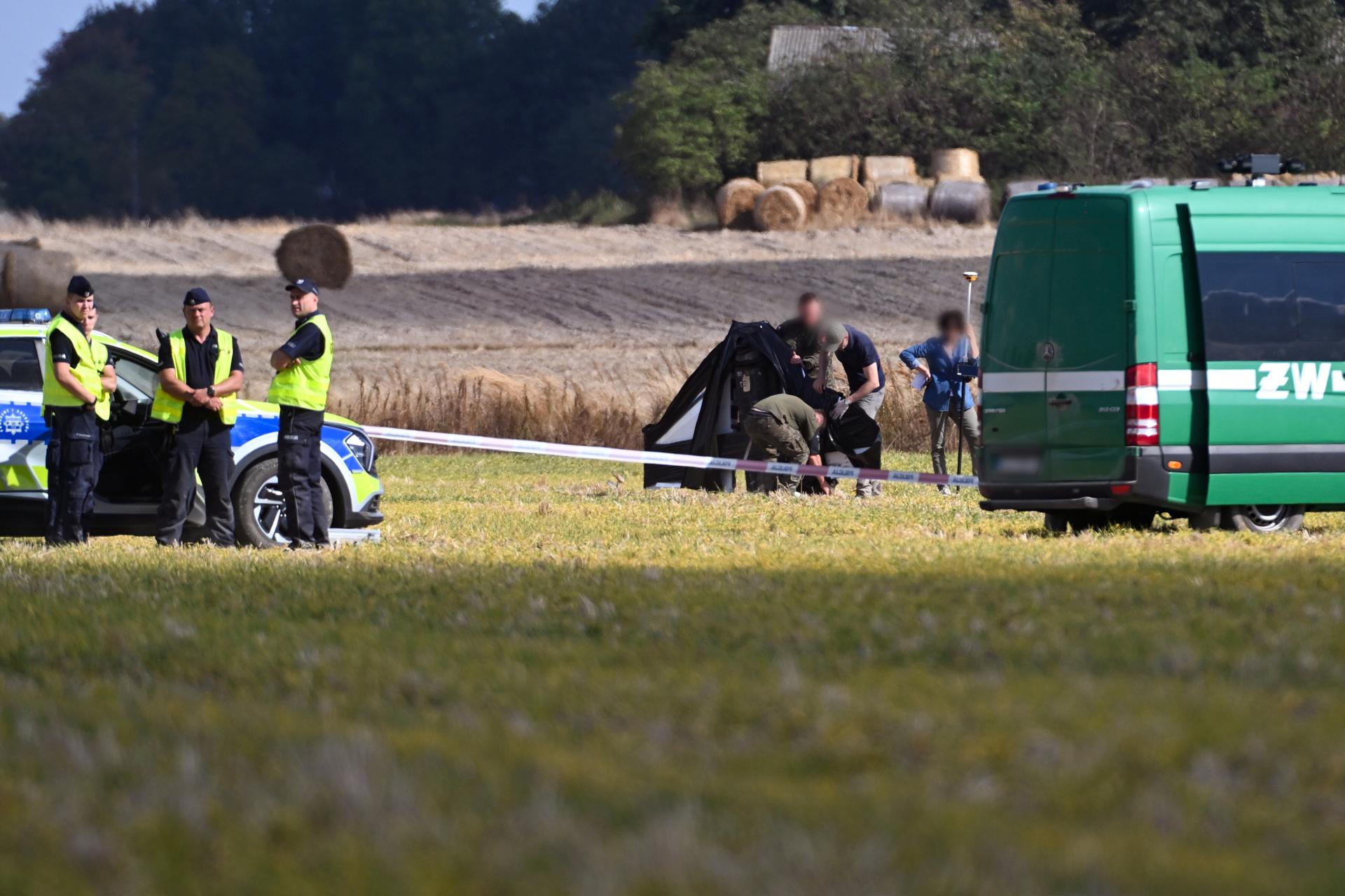 Funcionarios polacos trabajan en el lugar de la caída de un dron ruso en la aldea de Wohyn