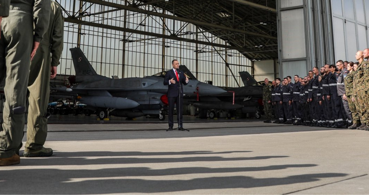 El presidente de Polonia, Karol Nawrocki, en la 31ª Base de Aviación Táctica en Poznań-Krzesiny