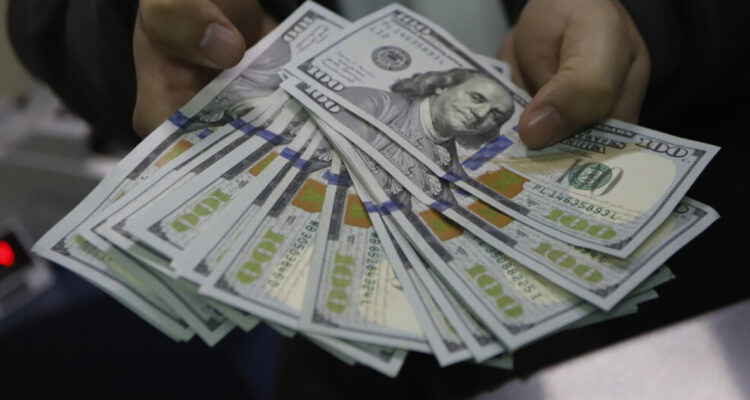 Dólar toca los $970 marcado por el poco movimiento desde EEUU por feriado y el bajo Imacec de julio