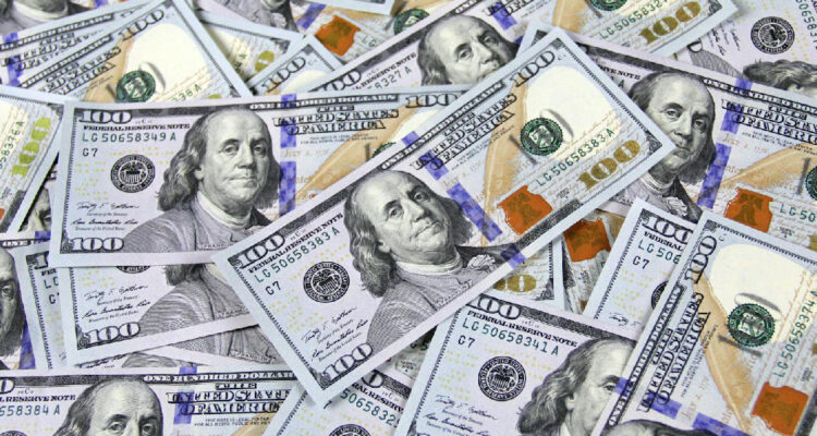 Dólar se empina casi $10 durante la mañana mientras los mercados buscan evitar el riesgo