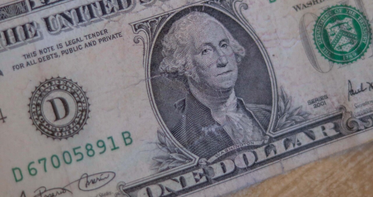 Dólar se hunde en la tarde por presiones externas tras datos muy débiles de empleo en Estados Unidos