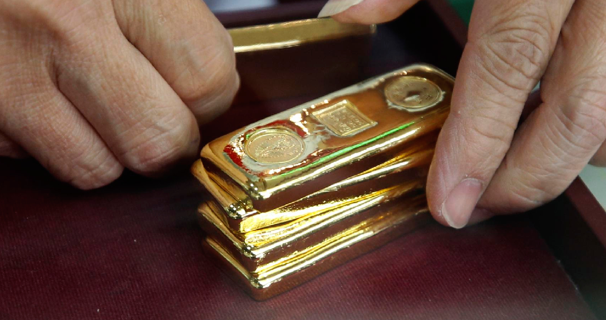 Cae el precio del oro y se fortalece el dólar internacional luego que la Fed bajara la tasa de interés