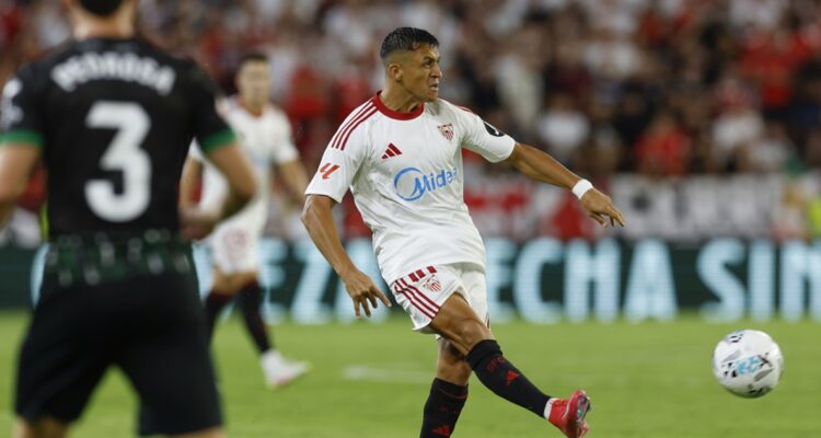 Alexis Sánchez en su primer partido con el Sevilla.