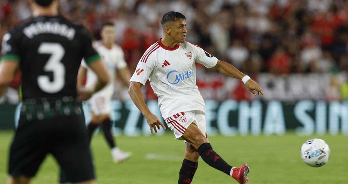 Alexis Sánchez en su primer partido con el Sevilla.