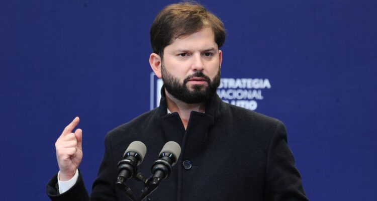 Boric marca distancia del Banco Central por impacto de alza del sueldo mínimo y la Ley 40 horas