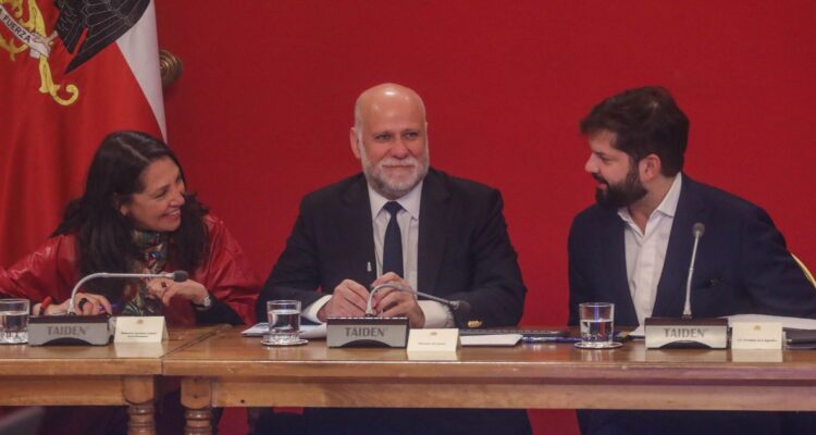 Boric defiende a Lobos tras debate por multas en el voto: “Todos respaldamos el acuerdo”