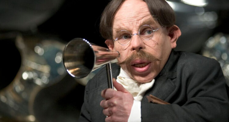 Warwick Davis como el profesor Flitwick