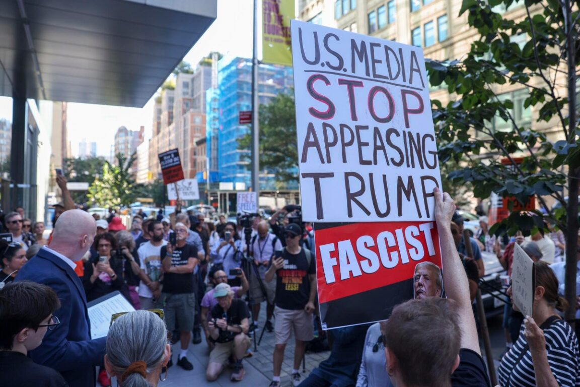 Protestas en Hollywood por suspensión del late show de Jimmy Kimmel: "Se trata de nuestros derechos"