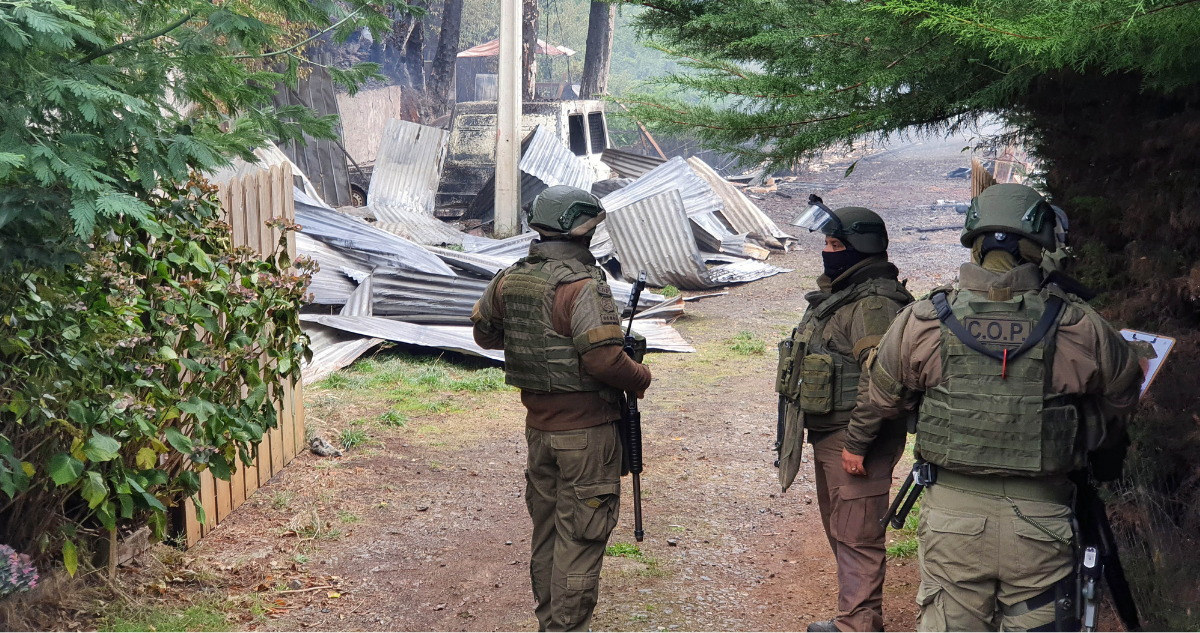 Queman dos vehículos y una bodega en ataque armado en Ercilla: víctima escuchó múltiples disparos