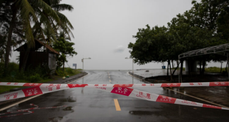 Supertifón Ragasa toca tierra en el principal polo industrial de China