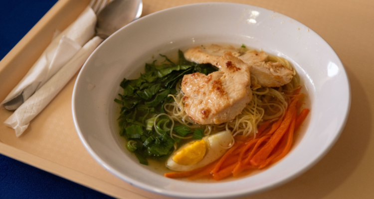 Ramen a la chilena: el nuevo plato que podría servir la Junaeb como almuerzo para niños
