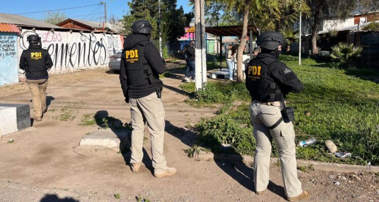 Amplio operativo en Peñaflor: PDI allana 21 viviendas indagadas por tráfico de drogas