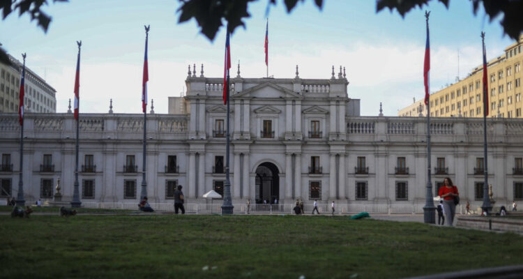 Opiniones divididas por idea de congelar empleos y sueldos públicos: ahorraría más de 800 mil millones