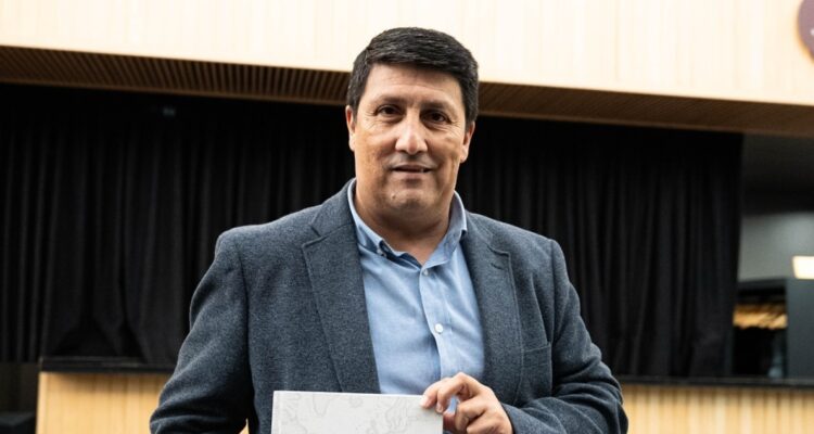 Remueven del cargo a alcalde de Llanquihue por abandono de deberes