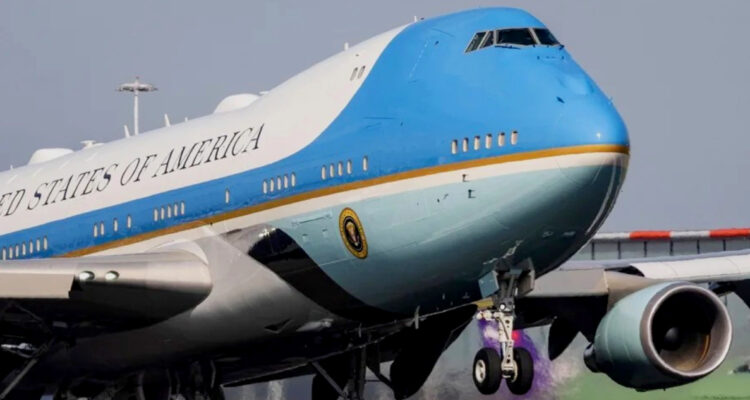Reprenden a piloto de avión comercial por volar “cerca” del Air Force One: “¡Deja el iPad!”