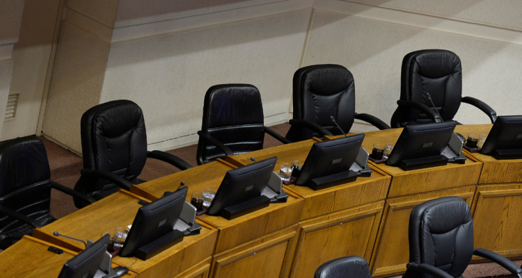 “Represalia” en el Senado: oposición sale de la Sala tras avance del voto obligatorio sin multa