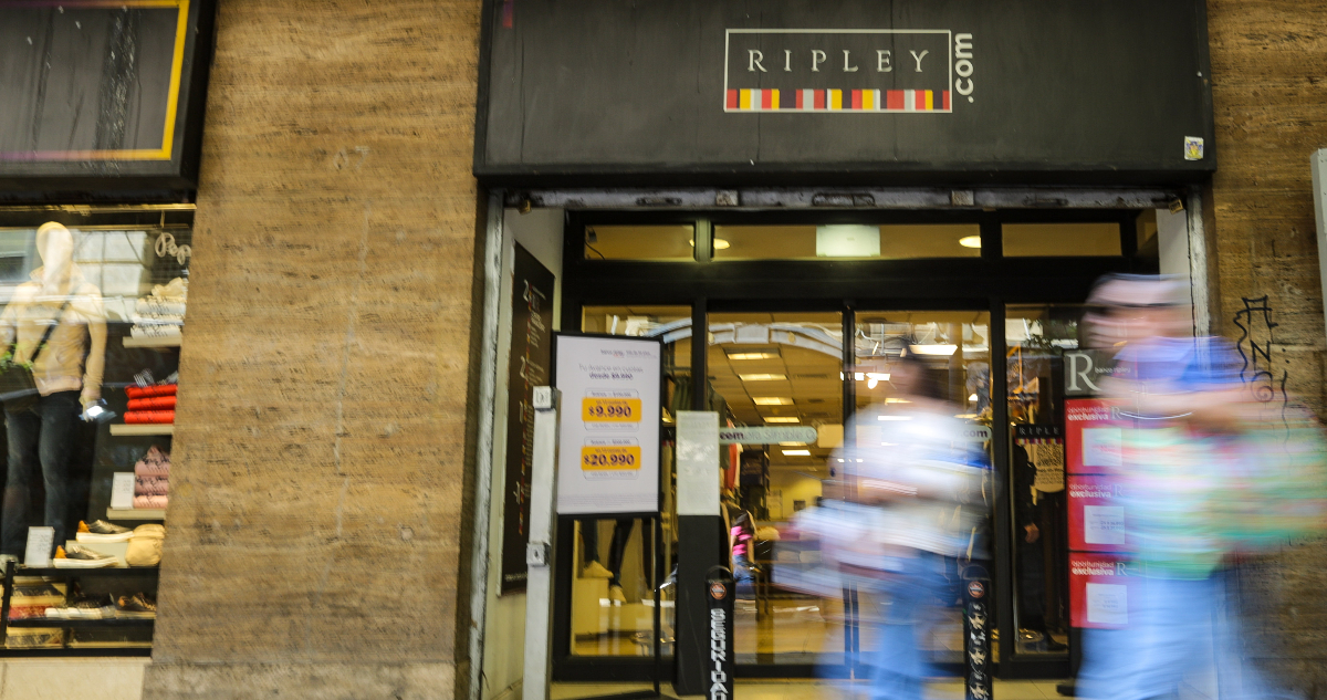 Ripley tendrá que pagar millonaria multa por guardia que acusó erróneamente de robo a una adulta mayor