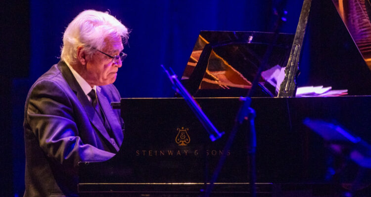 Pianista Roberto Bravo regresa a Valparaíso con aplaudido concierto junto a grandes artistas invitados