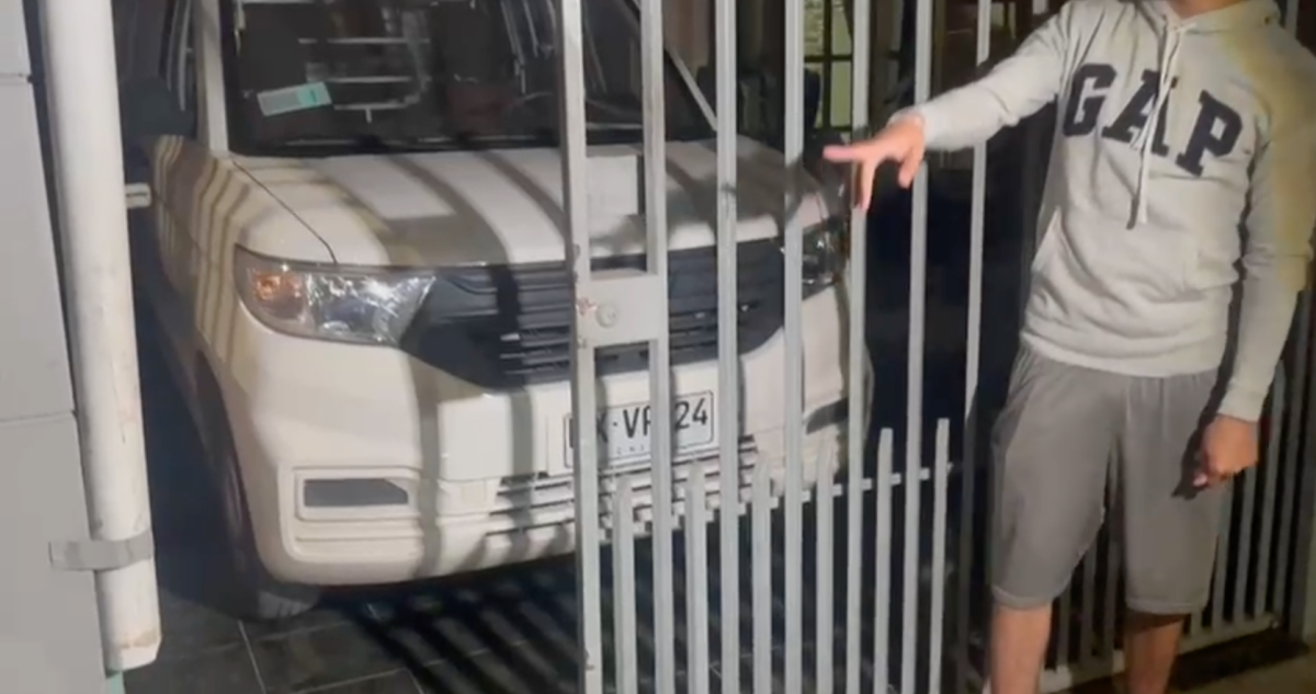 Banda simuló ser la PDI para asaltar en la RM: robaron alcancía de niña y hasta ropa sucia