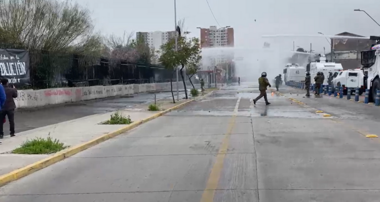 Romería al Cementerio General: encapuchados protagonizan incidentes y se enfrentan a Carabineros