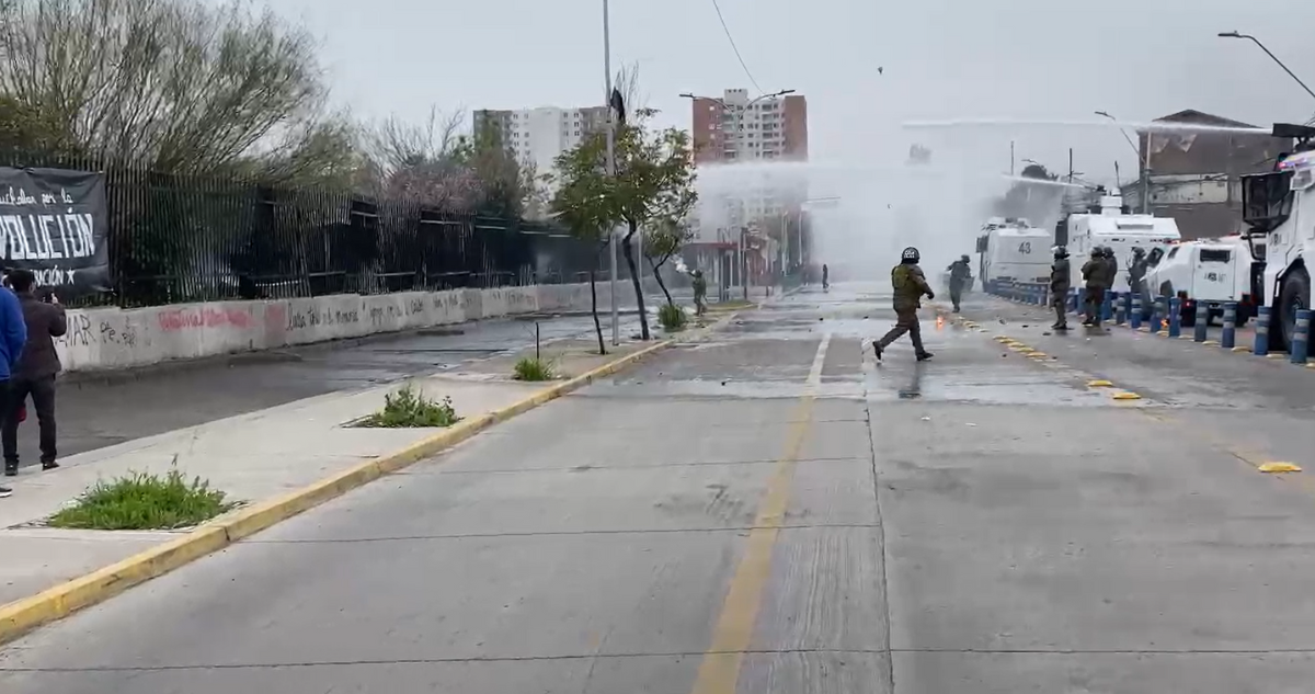 Romería al Cementerio General: encapuchados protagonizan incidentes y se enfrentan a Carabineros