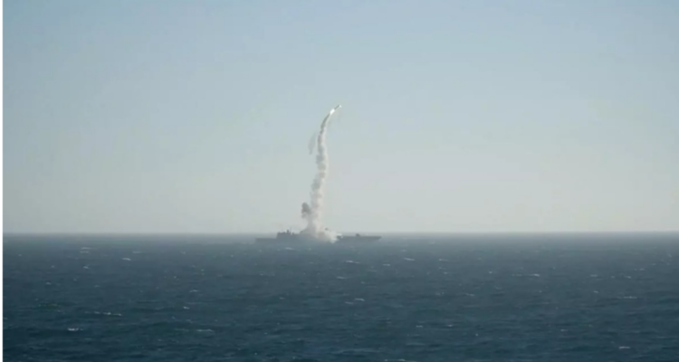 La fragata Almirante Golovko de la Flota del Norte rusa lanza un misil hipersónico