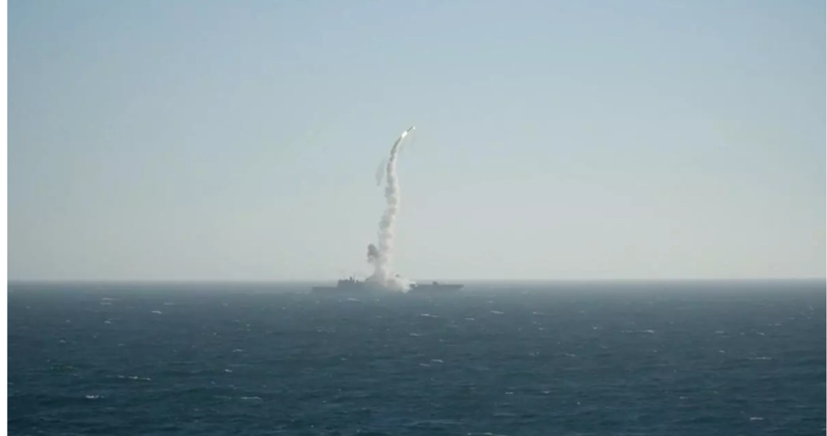 La fragata Almirante Golovko de la Flota del Norte rusa lanza un misil hipersónico