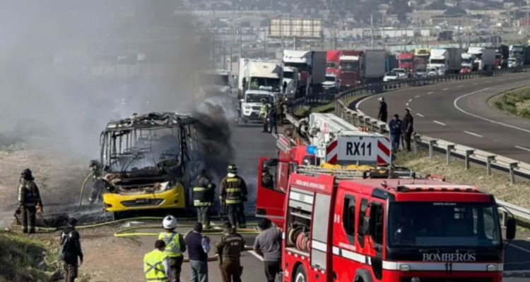Ruta 5 Norte: Colchón cae de un camión e impacta con un microbús, causando que se incendie