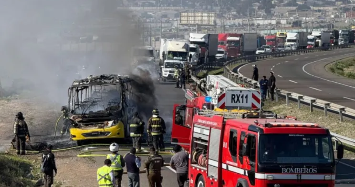 Ruta 5 Norte: Colchón cae de un camión e impacta con un microbús, causando que se incendie