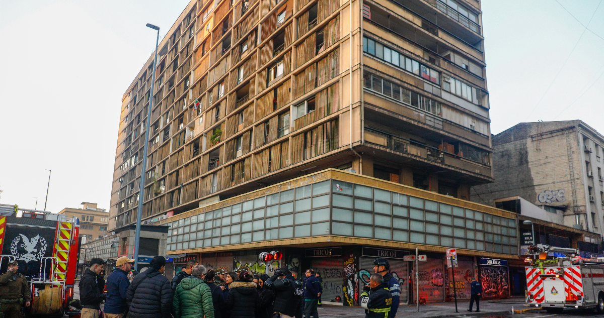 Santiago entrega control de edificio tras gigantesco incendio que destruyó cines usados como bodegas