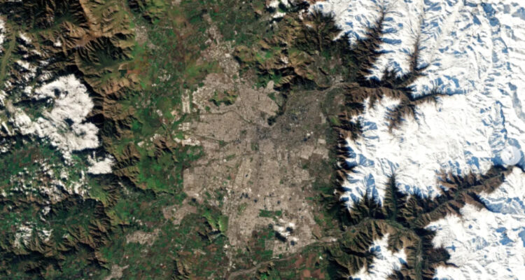 Santiago desde el espacio para ilustrar nota sobre las estaciones