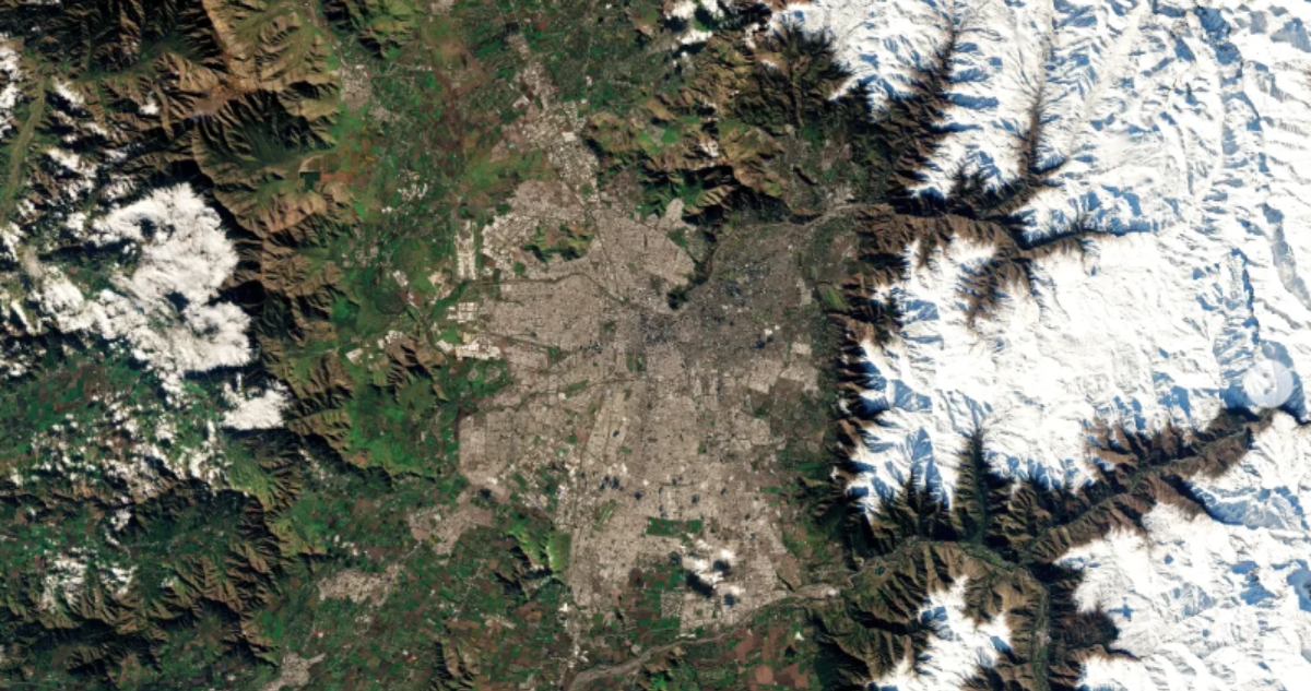 Santiago desde el espacio para ilustrar nota sobre las estaciones