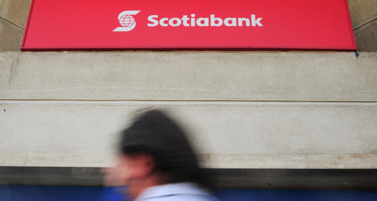 Sernac destaca condena contra Scotiabank por no renovarle servicios a clientes mayores de 75 años