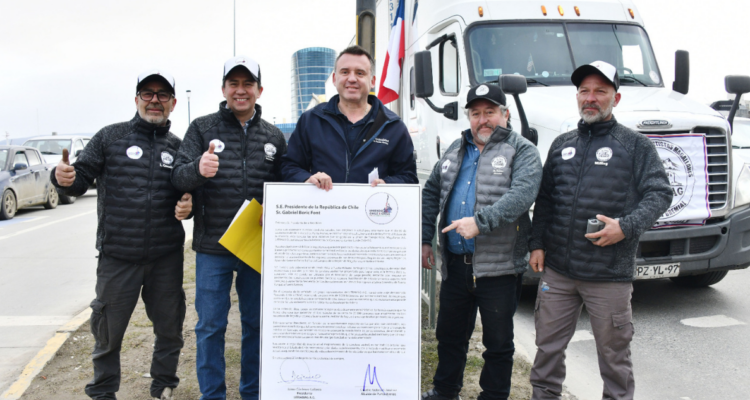 Camioneros inician caravana rumbo a La Moneda para exigir mejoras en la Carretera Austral