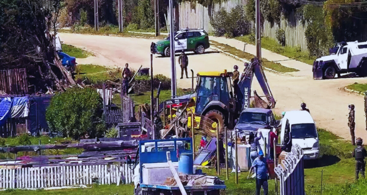 Demuelen casas de 9 familias que vivían en predio de El Quisco: todos recibieron subsidio habitacional