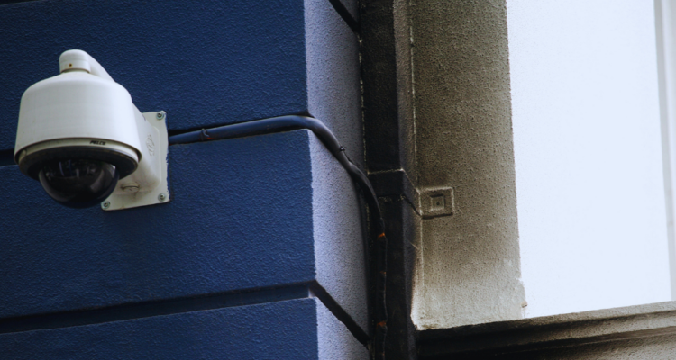 Jóvenes denuncian haber sido espiadas en departamento arrendado en Temuco: hallaron cámara en la pared