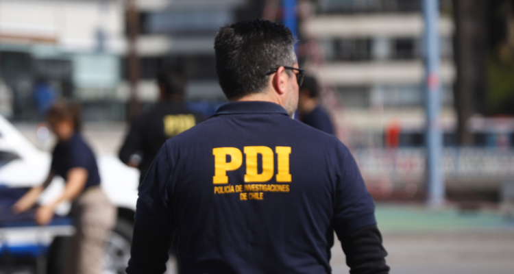 PDI allana 21 domicilios en Valdivia: operativo termina con 13 personas y decomiso de drogas