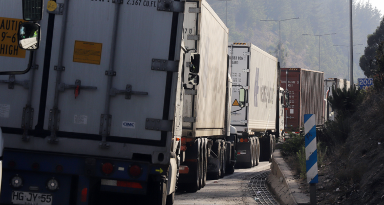 Caravana de camioneros que busca exigir arreglos en Carretera Austral va a la altura de Los Ángeles