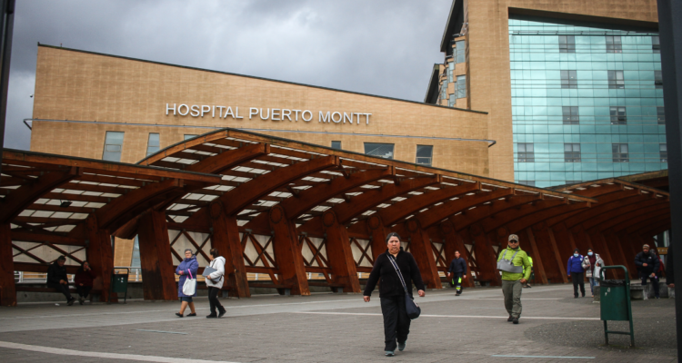 Madre de menor que padece cáncer acusa que Hospital de Puerto Montt le negó acceso a GES por su edad