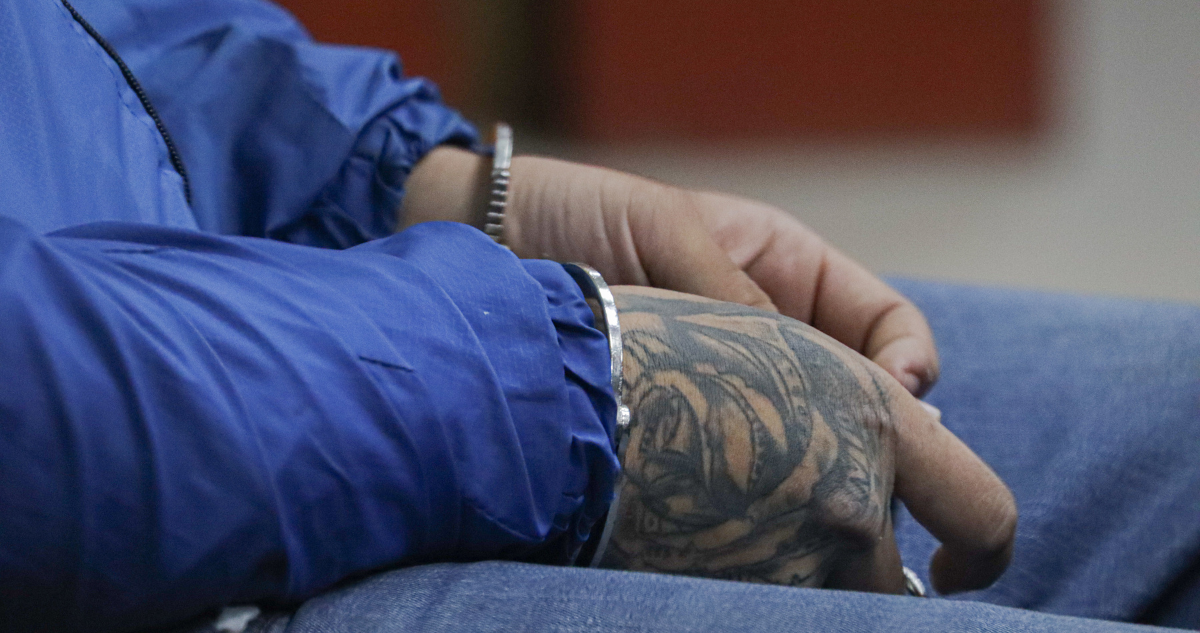 Prisión preventiva para sujeto que intentó estrangular a su pareja en Mulchén: la dejó con daño ocular