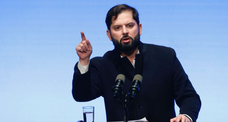 Boric advierte que “no hace falta bombardear el palacio de Gobierno para suspender la democracia”