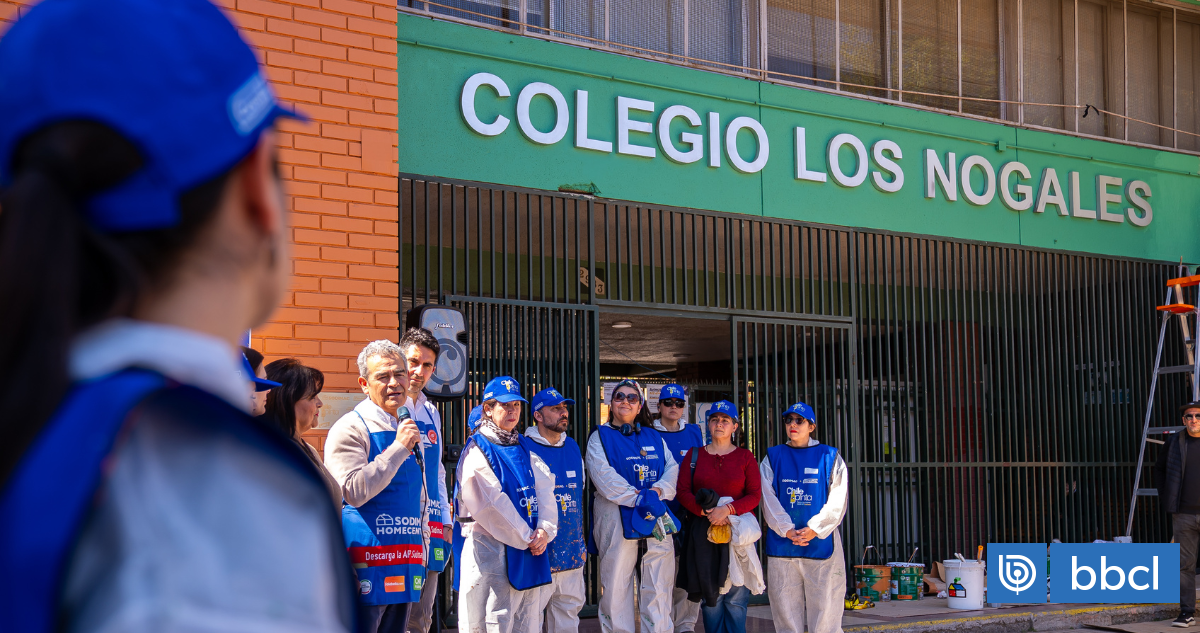 De muros rayados a coloridos: el gran cambio en fachada de Colegio Los Nogales junto a Chile Pinta