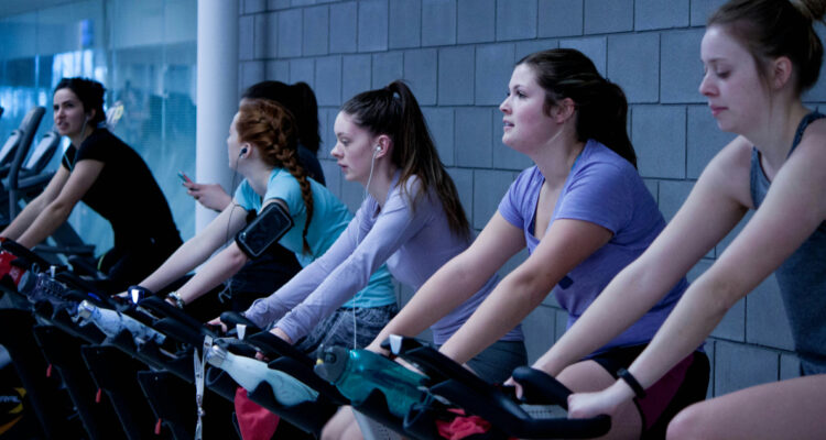 Mujer sufre falla renal tras participar en intensa clase de spinning