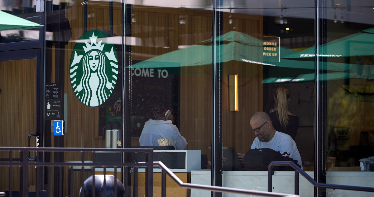 Starbucks anuncia cierre de cientos de locales y despidos masivos para “resucitar” la compañìa
